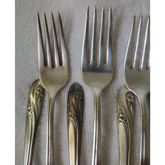 Holmes & Edwards Silverplate Silverware Romance Pattern Salad Forks 8 Pieces - Picture 2 of 9